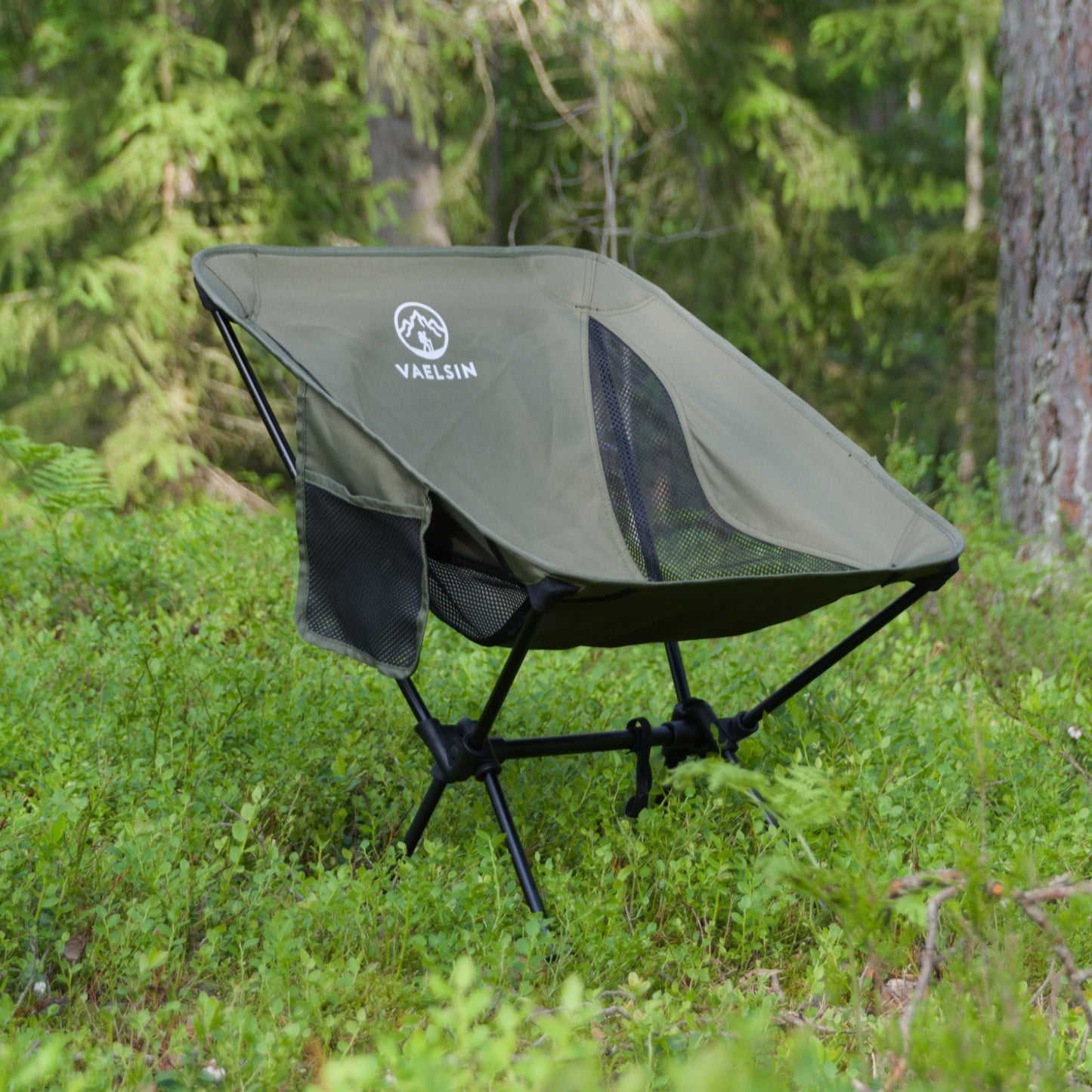 Vihreä retkituoli metsä taustalla